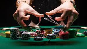 Dealer live casino jos188 yang profesional sedang menyajikan permainan baccarat secara langsung